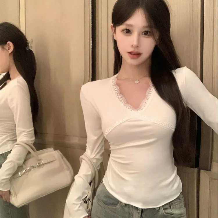 纯欲甜美显瘦白色V领蕾丝边修身打底衫女秋冬内搭气质长袖上衣