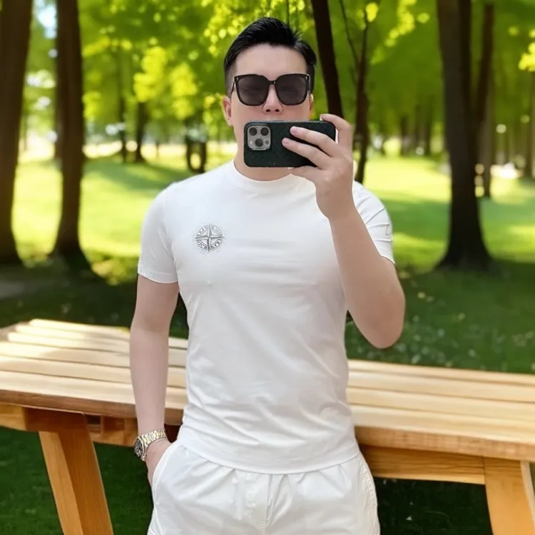 维斯克纳新款简约大气徽章烫钻帅气圆领短袖修身百搭休闲T恤男潮