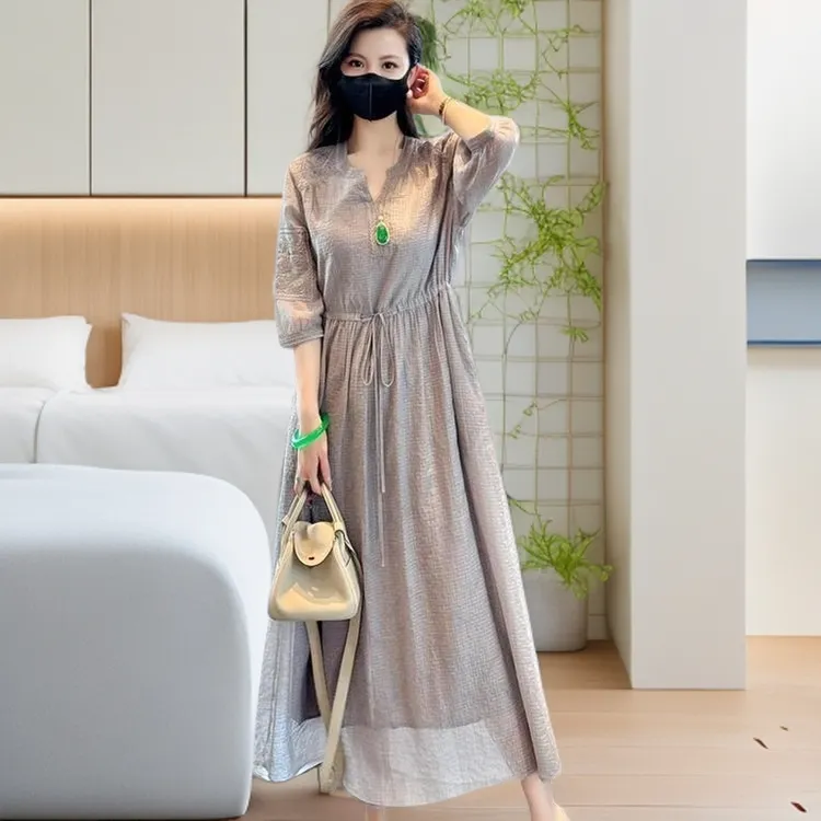 高级感连衣裙女2025年秋季时尚新款中式高档V领重工刺绣抽绳裙子
