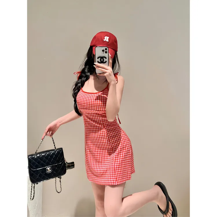 M5188度假风吊带连衣裙女百搭显瘦短裙设计感红色格子露背A字裙