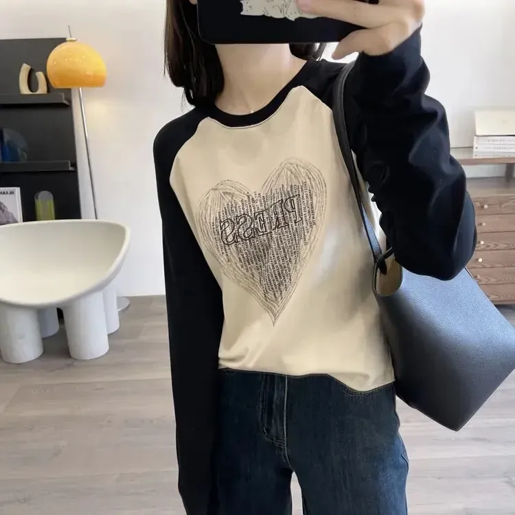 保暖德绒打底衫拼色爱心T恤女秋冬季设计感显瘦插肩长袖印花上衣