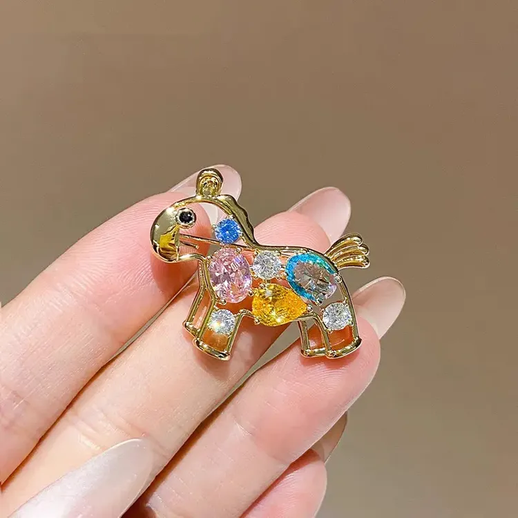 合金胸针  新款彩钻镂空小马胸针精致胸花西装别针马年生肖配饰女