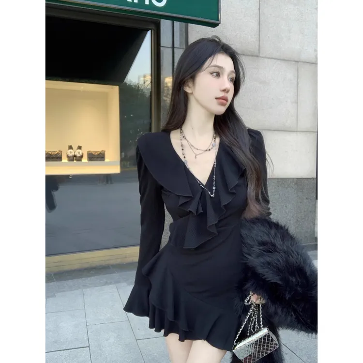 荷叶边v领喇叭袖针织连衣裙女秋冬法式气质黑色裙子修身包臀短裙
