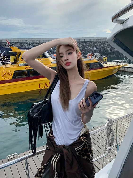 法式高级感珠光露背吊带背心女2024年夏季性感辣妹风U领无袖上衣