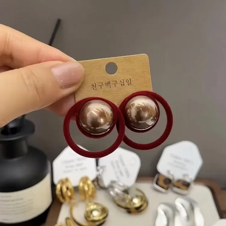 铜合金布艺耳饰 秋冬氛围感镂空耳环复古耳钉植绒新款轻奢大气