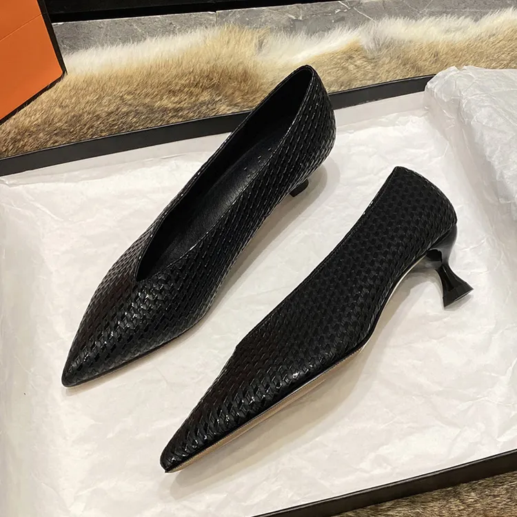 尖头细跟女单鞋春款小低跟软皮奶奶鞋百搭显瘦瓢鞋久穿不累工作鞋