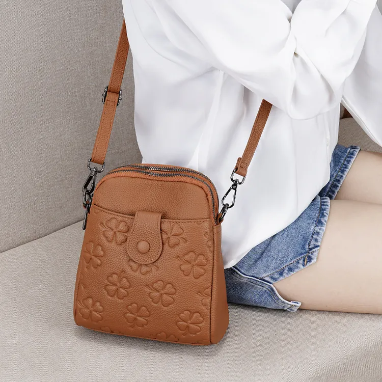 原创真皮休闲妈妈包2025新款时尚幸运四叶草压花轻便通勤斜挎小包