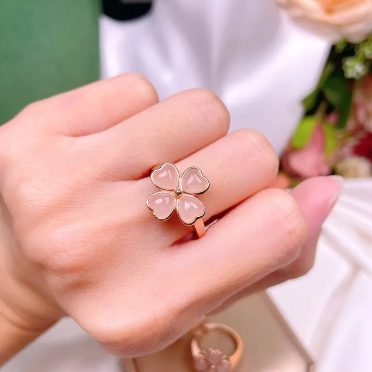 s925银镀金镶嵌天然和田玉藕粉四叶幸运草戒指高级活圈口可调节