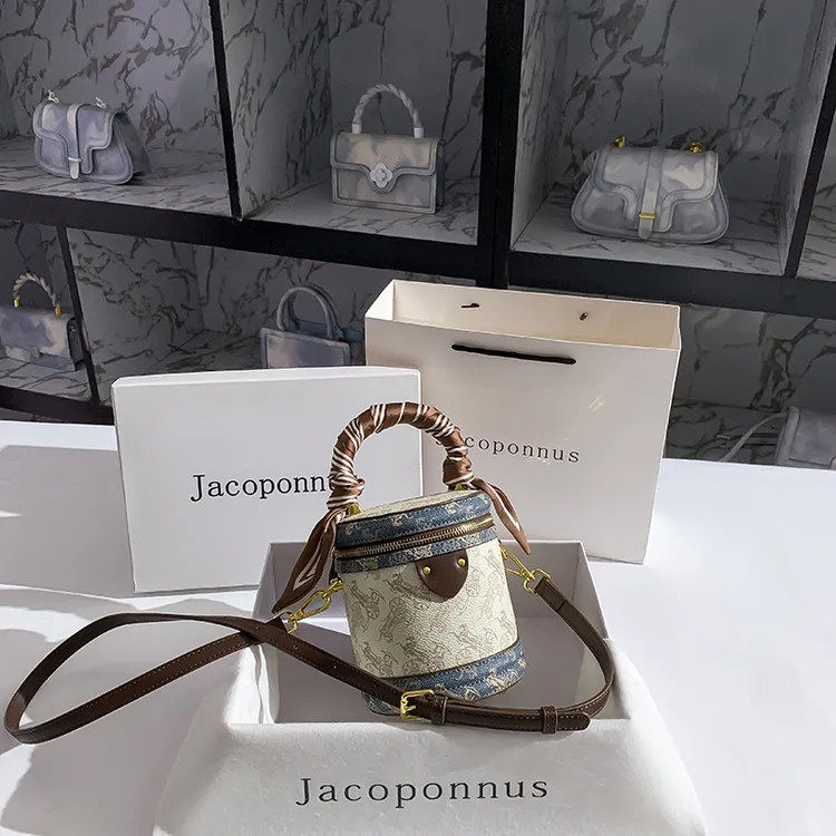 【雅各邦】发财桶设计师款圆筒包女2025新款秋冬潮感小众百搭水桶包