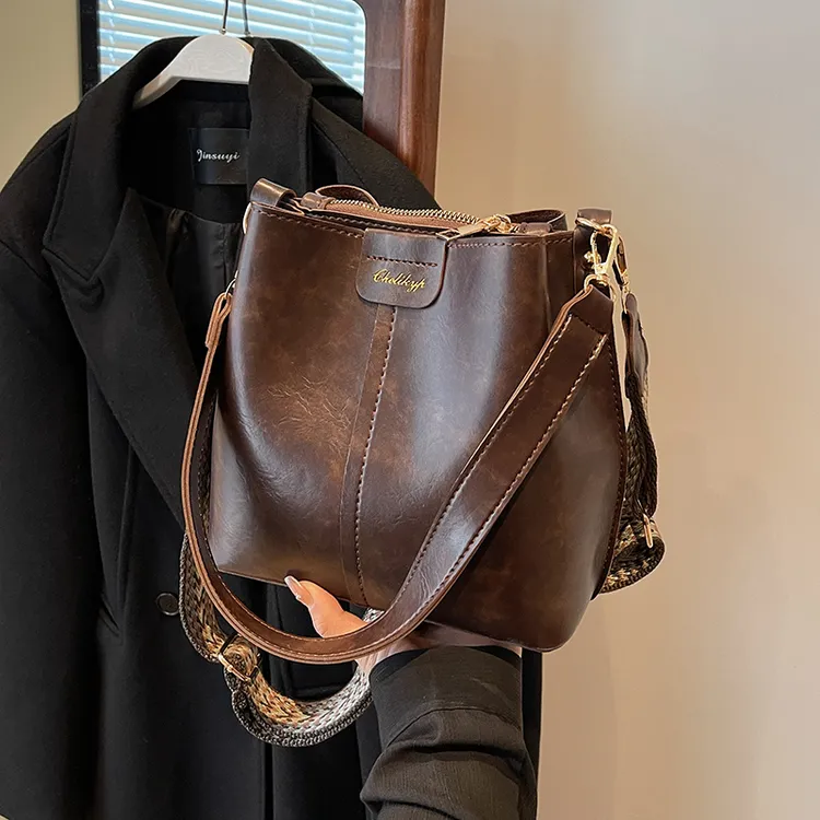 佐猫今年流行包包女款爆款2025新款水桶包复古时尚百搭单肩斜挎包