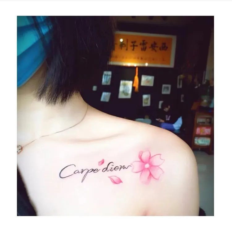 Q-SQH 英文活在当下樱花彩色纹身贴纸防水女神甜美高级感手臂锁骨