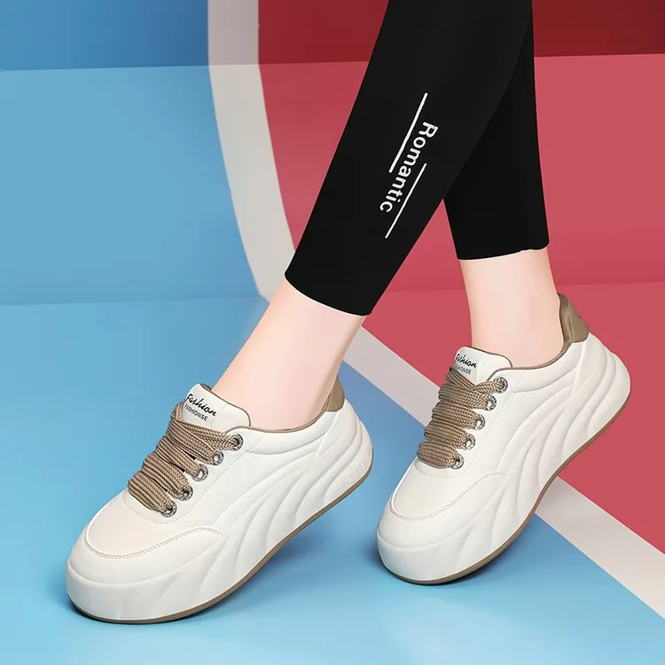 春天女士休闲鞋平底学生时尚小白鞋女装面包鞋皮面旅游鞋新款大码