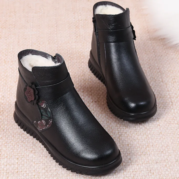 冬季妈妈棉鞋真皮羊毛中老年人短靴加绒保暖平底软底防滑奶奶女鞋
