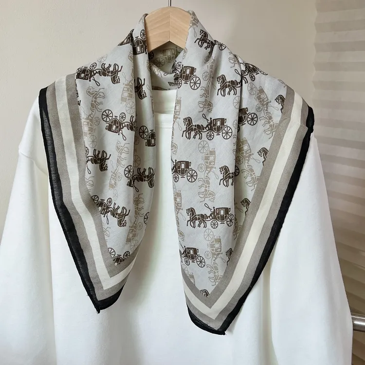 复古马车围巾小披肩气质雾霾蓝秋冬季高档丝毛方巾磁吸扣围脖围巾