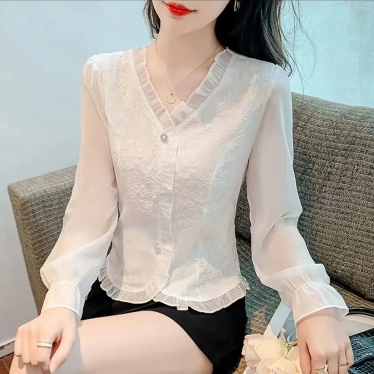 时尚短款秋早新款设计感荷叶花边修身气质美感珍珠纽扣套头小衬衫