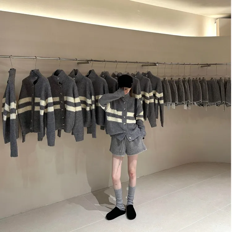 Y305#冬季穿搭一整套高级感休闲套装灰色针织衫毛毛短裤两件套