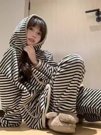 少女简约慵懒条纹连帽珊瑚绒睡衣女冬款新款加厚可外穿家居服套装
