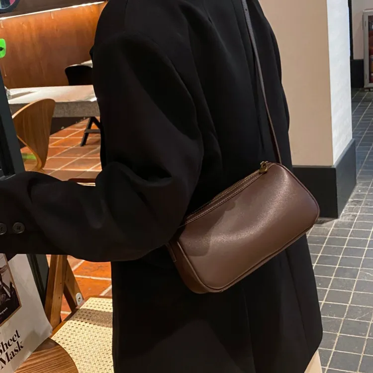 复古真皮斜挎包女士小众单肩包时尚休闲小包包秋冬百搭斜跨小包