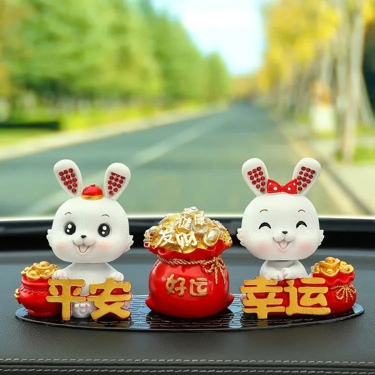 车内饰品摆件摇头汽车中控台装饰用品大全车载兔年吉祥物兔子可爱