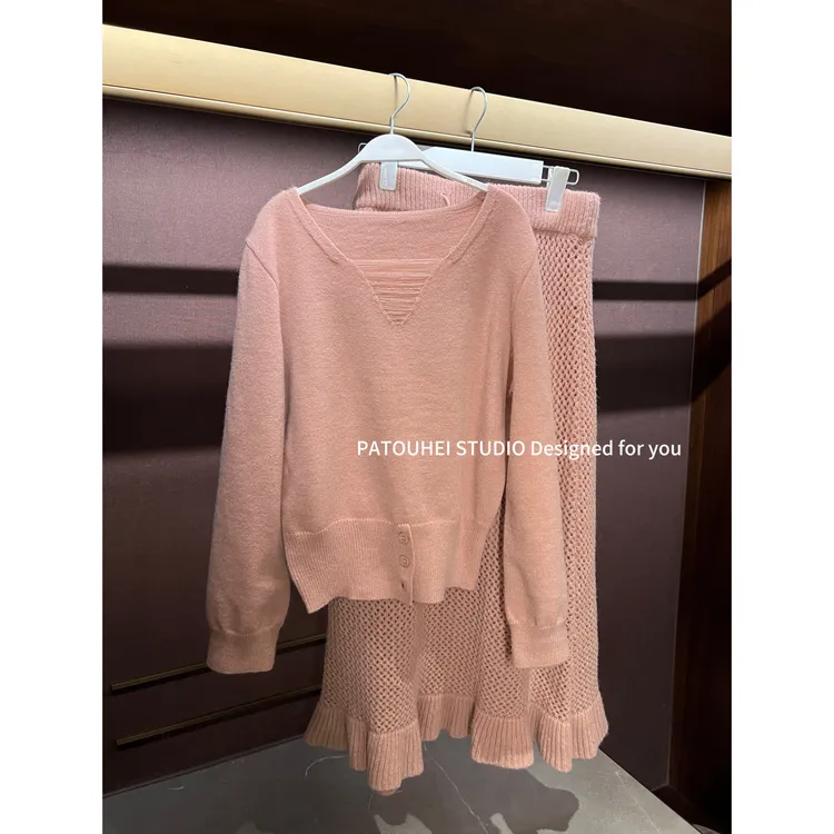 大头黑STUDIO【苏黎世】2024女冬时尚镂空毛衣半裙套装D224Z15546