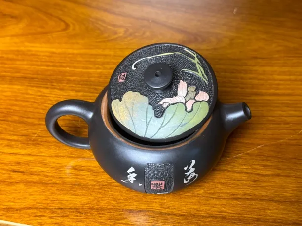 云南建水紫陶阳刻多道彩填壶