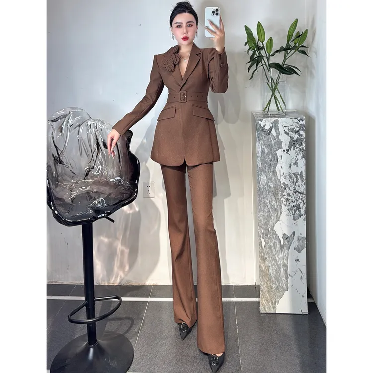 ZEROYK咖色西服套装女春秋高级感立裁花朵西装微喇裤通勤两件套
