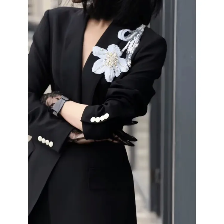 ZEROYK高定女士职业装2025新款黑色肩部钉花收腰西装微喇裤两件套