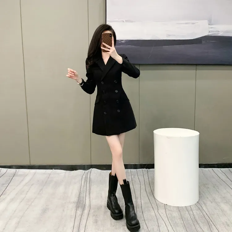 西装连衣裙2025新款女早秋法式气质高级感双排扣显瘦修身黑色裙子