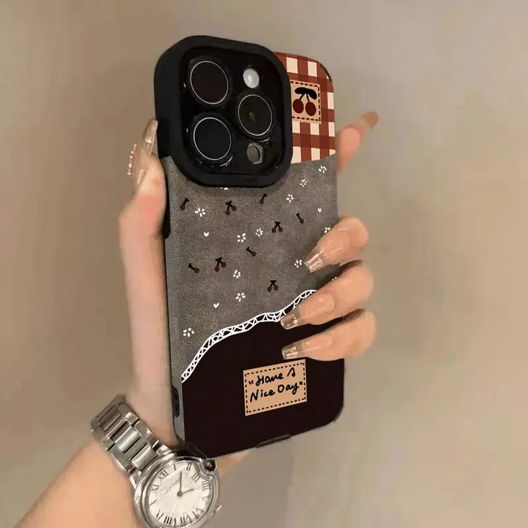 格子小花樱桃适用苹果16promax/15pro/14pro翻毛皮16pro/15/14新