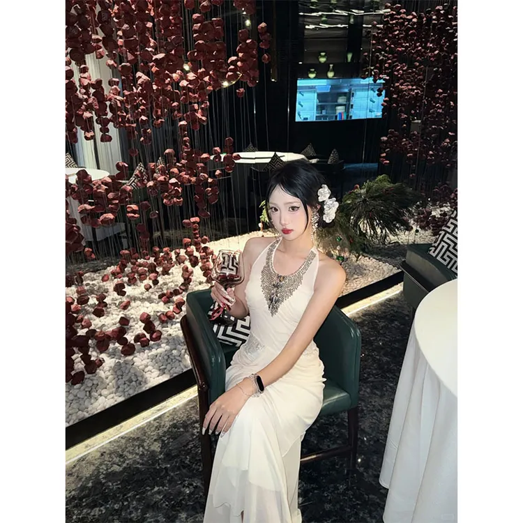 美神降临 法式纯欲风褶皱蕾丝重工钉珠拼接设计感挂脖连衣裙长裙