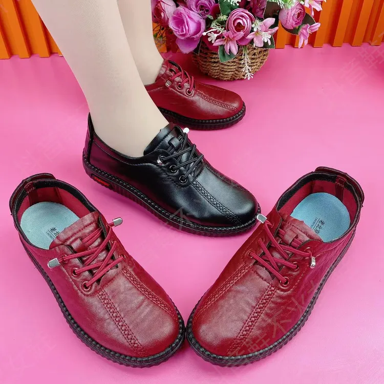 中老年休闲鞋春款软底舒适妈妈皮鞋女士平底防滑老人防水工作单鞋