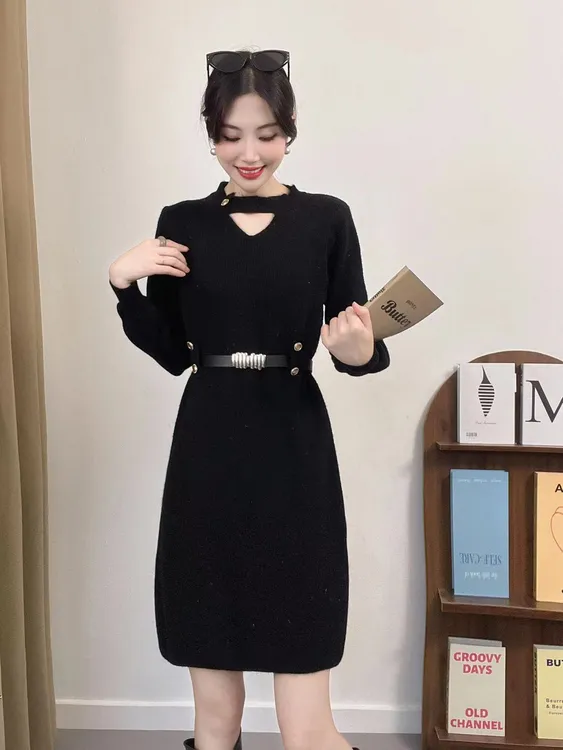 2025新款收腰显瘦洋气中长款毛衣裙子设计感针织连衣裙女士秋冬装