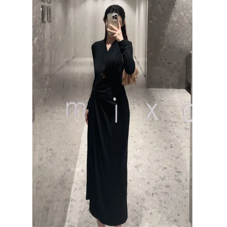 Yoki性感修身黑长裙时尚轻奢设计感针织小众显瘦打底连衣裙秋季