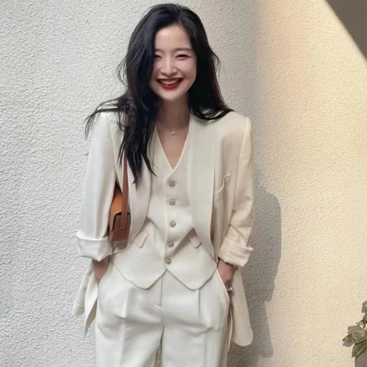 高智风西服设计感白色西装套装女高级感炸街职业装马甲三件套女士