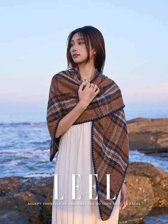 LEEL氛围感三角空调房披肩围巾两用秋冬季旅行穿搭保暖格子围脖女