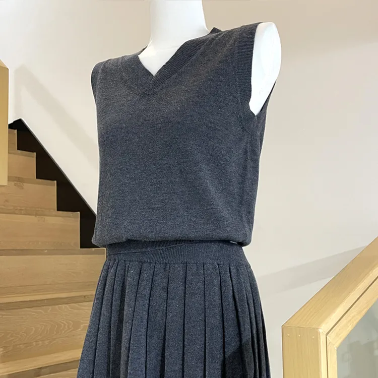 软糯舒适针织套装V领背心开衫百褶裙三件套