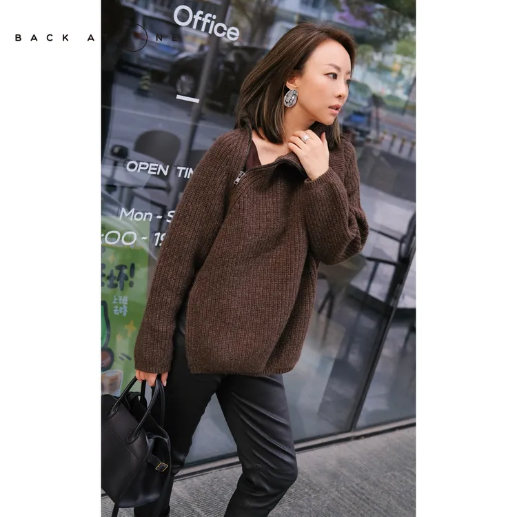 BackAtOne “别致腔调”设计款咖啡色侧开拉链羊绒开衫 B3AW-F012-J