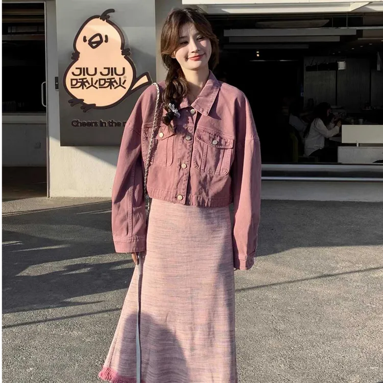 早秋穿搭套装裙韩系穿搭炸街粉色牛仔外套别致针织吊带裙两件套女