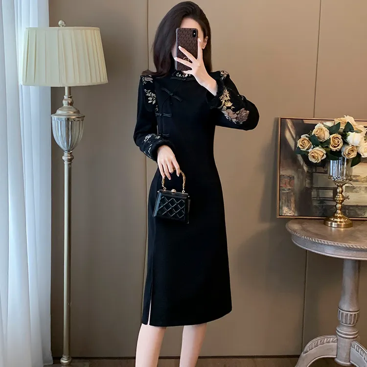 洋气上档次新款中式国风刺绣连衣裙轻奢高级感盘扣气质开叉裙子超