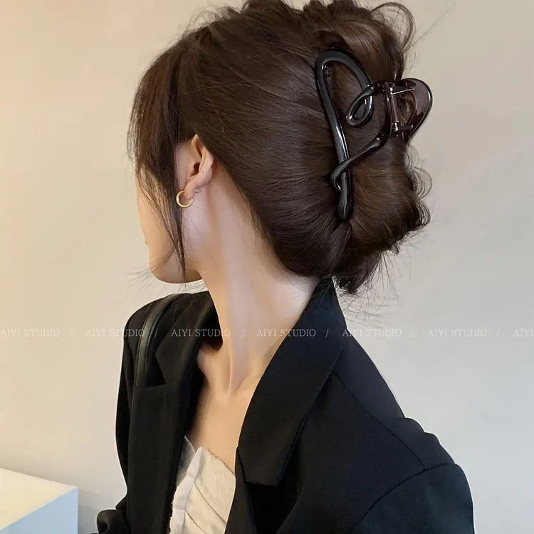 气质哑光黑色爱心抓夹女高级感后脑勺发夹2025新款高端鲨鱼夹头饰