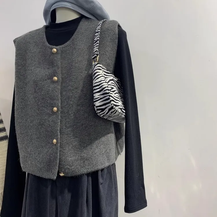 灰色针织背心马甲女款2025新款秋冬叠穿洋气时髦外穿马夹坎肩上衣