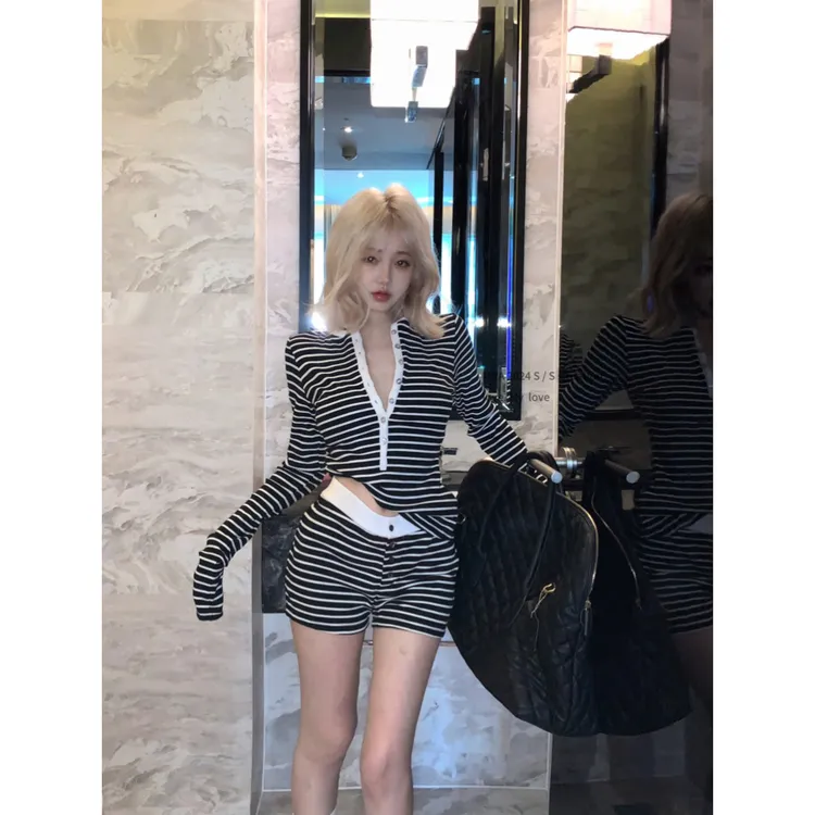 黑白条纹撞色两件套早秋新款女装时尚气质设计感高腰短裤休闲套装