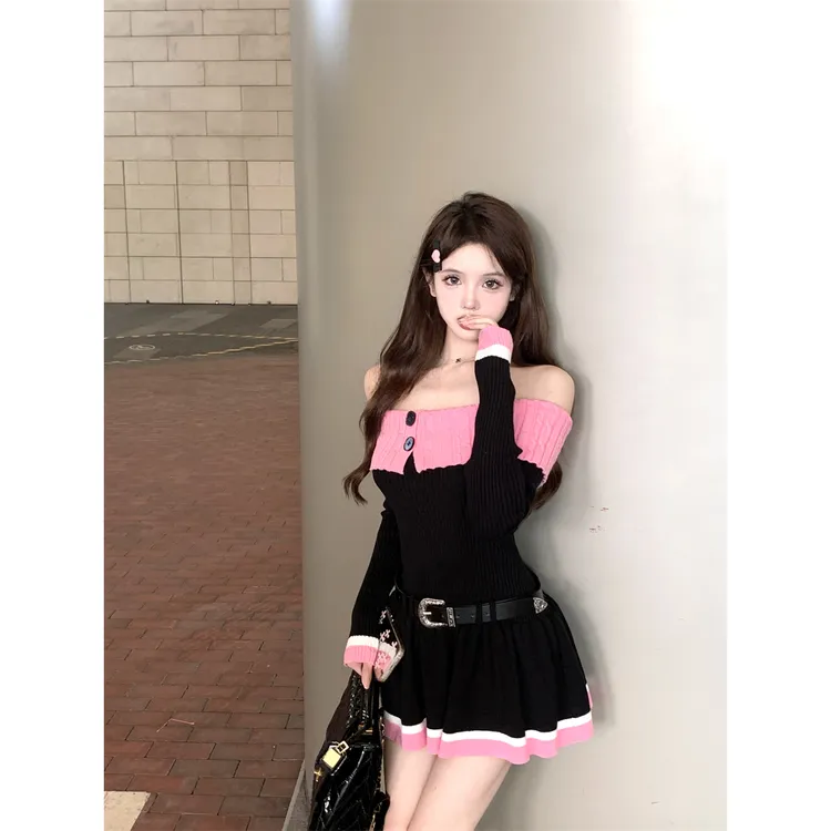 甜辣风小众女撞色针织短裙2023年秋冬季减龄一字肩修身针织裙子