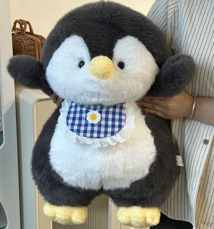 企鹅崽崽毛绒玩具可爱企鹅卡通公仔抱枕沙发围兜毛绒抱枕柔软格子