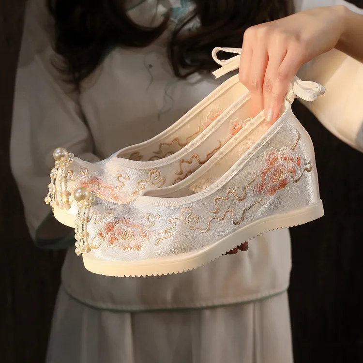 【云百莲】汉服鞋子女新款2023春季古风搭配古装绣花鞋女内增高弓