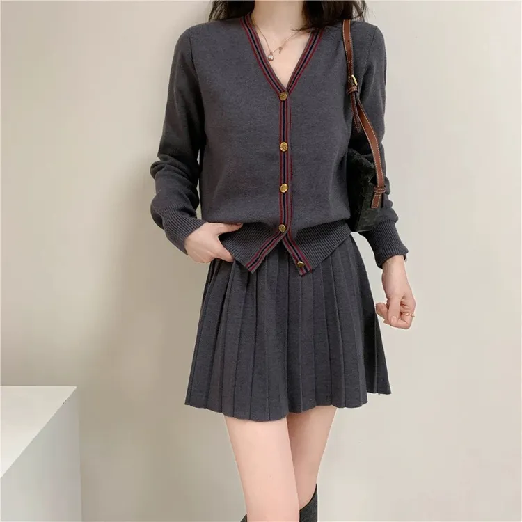 奢姿大码女装2025秋季减龄百褶套装胖妹妹V领上衣半裙针织两件套