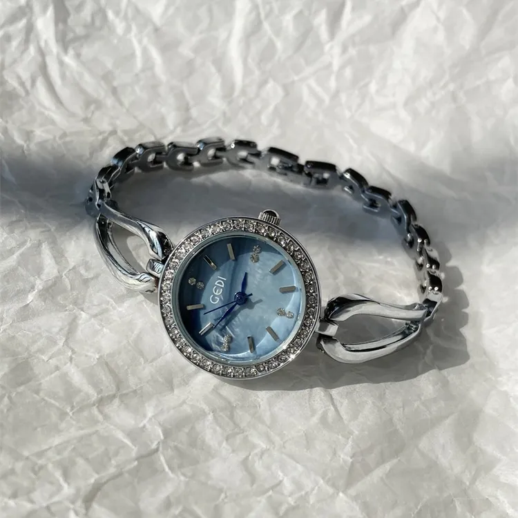 手表女款ins小众设计轻奢高级感雾霾蓝贝母表盘精致学生手链手表