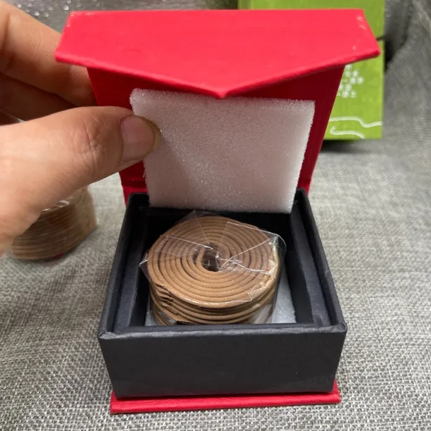 拍品1盒   奇楠2小时盘香 采用奇楠加沉香制作而成 香味久闻不腻 