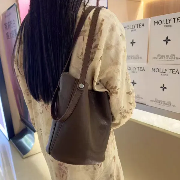 小众法式水桶包包女2025秋冬新款复古单肩女包高级质感斜挎手提包