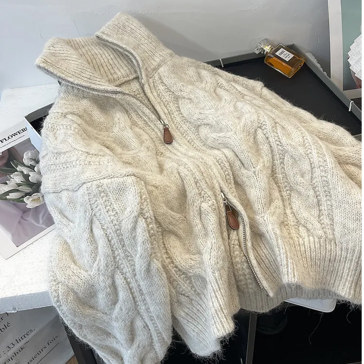 米白色短款高领拉链毛衣开衫女秋冬新款宽松软糯麻花针织外套加厚